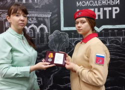 Панинскую школьницу наградили знаком «Юнармейская доблесть» III степени