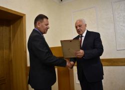  Глава Аннинского района наградил инспектора по строительству.