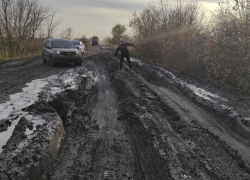Жители Панинского села оказались в изоляции из-за утонувшей в грязи дороги