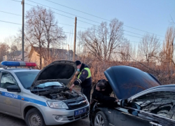 В Эртиле сотрудники ДПС помогли автомобилисту из Абхазии