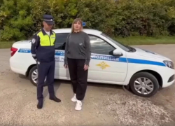 В Бобровском районе полицейские помогли автомобилистке со  сломанной машиной