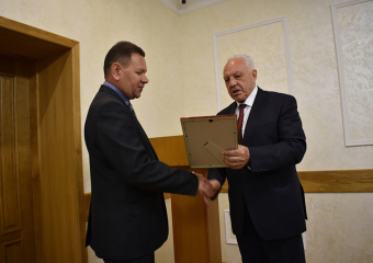  Глава Аннинского района наградил инспектора по строительству.