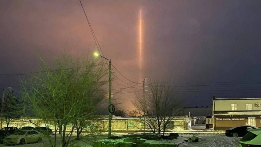 Жители Воронежской области заметили в небе световые столбы