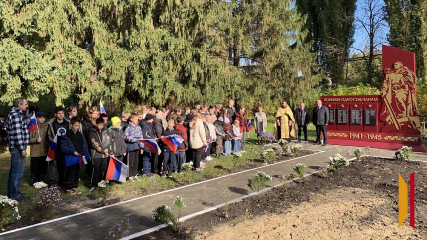 В панинском поселке Михайловский открыли мемориал героям ВОВ