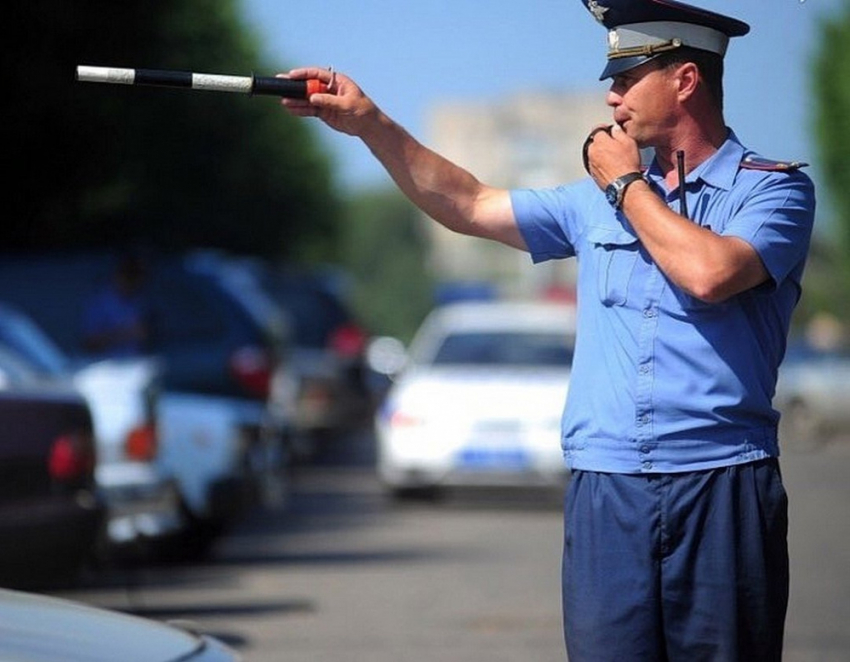 В Бобровском районе автоинспекторы помогли застрявшей на трассе семье