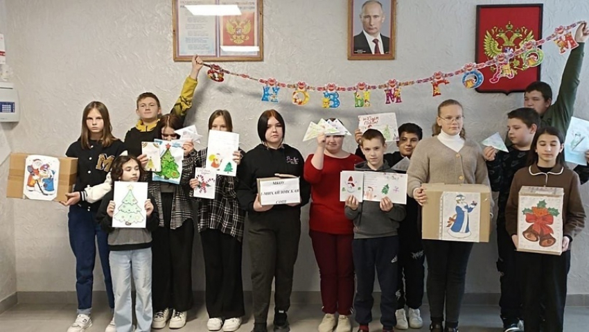Панинские школьники присоединились к акции "Новогодняя посылка солдату"