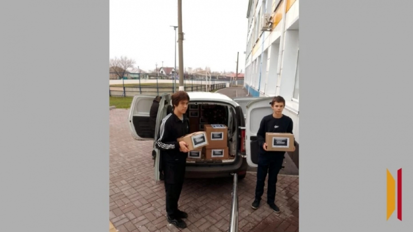 Педагоги и ученики Таловской школы передали посылки участникам СВО