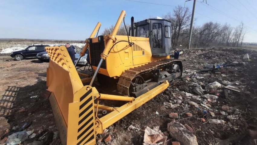 В Таловском районе коммунальщикам передали новый бульдозер
