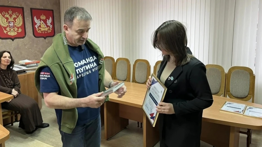 Таловских школьников, победивших в поэтическом конкурсе, наградил Дмитрий Певцов