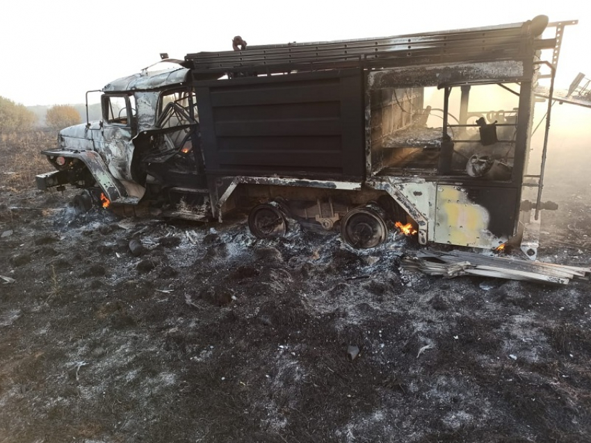 В одном из бушующих в Воронежской области пожаров огонь уничтожил пожарную машину