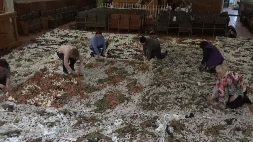 Волонтёры из Таловского района научились шить маскировку для артиллерии