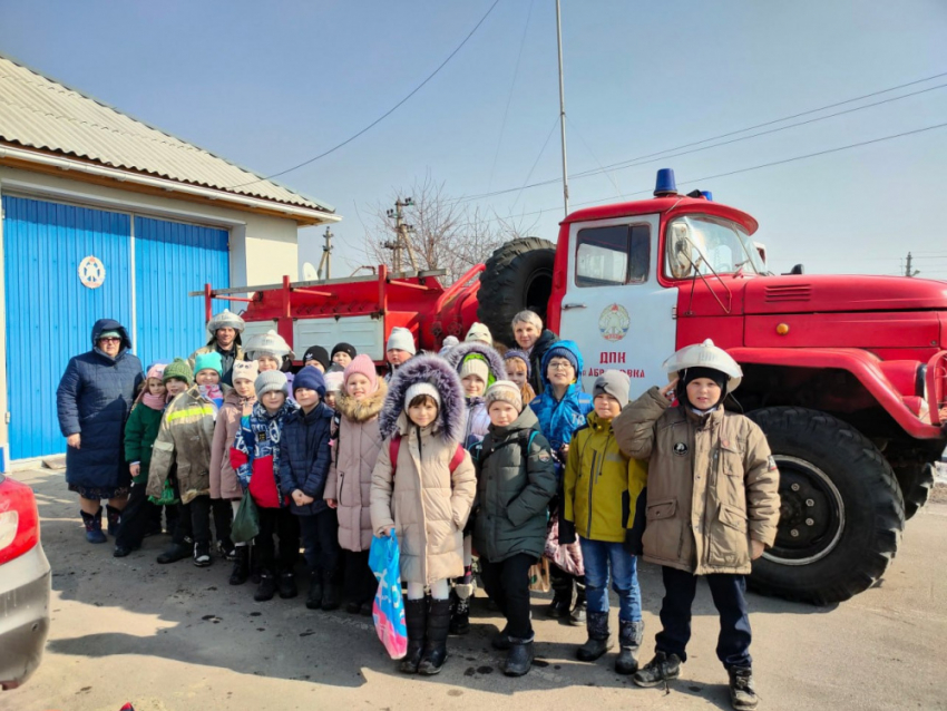 В Таловском районе школьники посетили местную пожарную команду