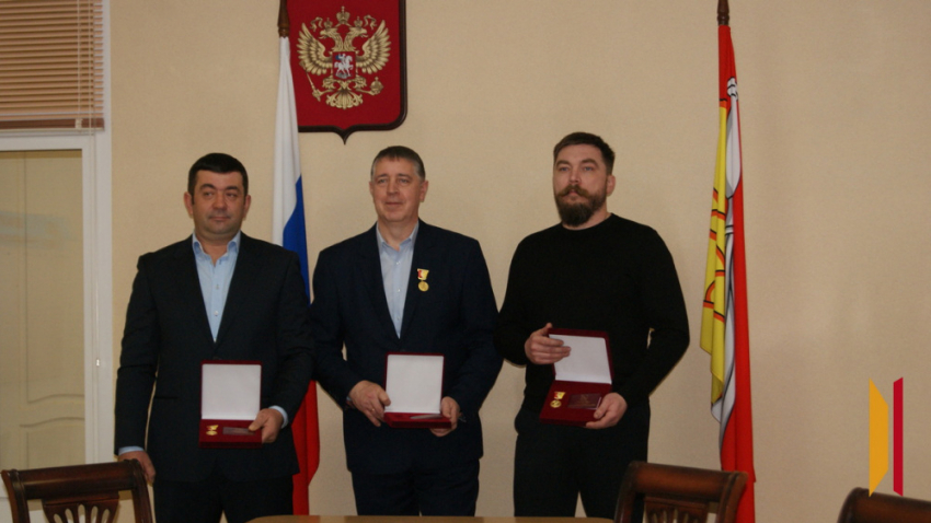 В Бобровском районе вручили награды за поддержку участников СВО