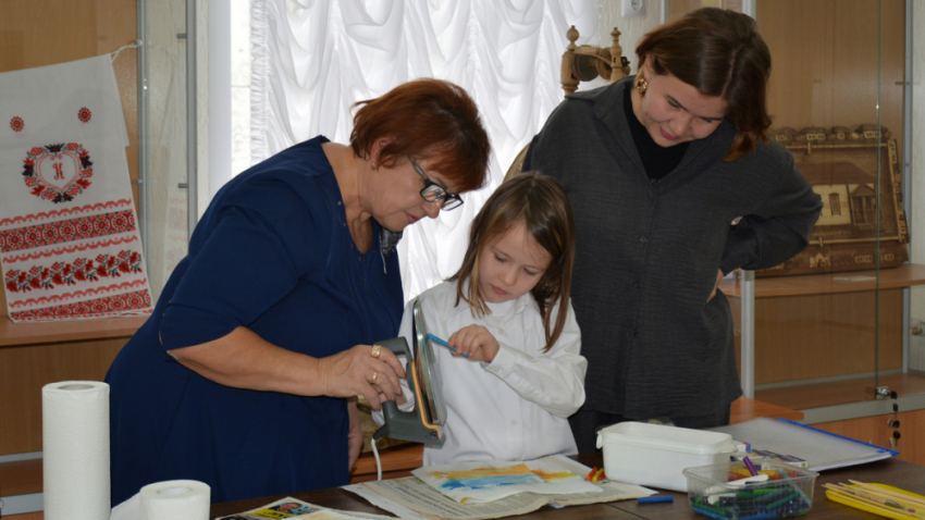 Жителей Аннинского района приглашают на выставку картин, нарисованных утюгом