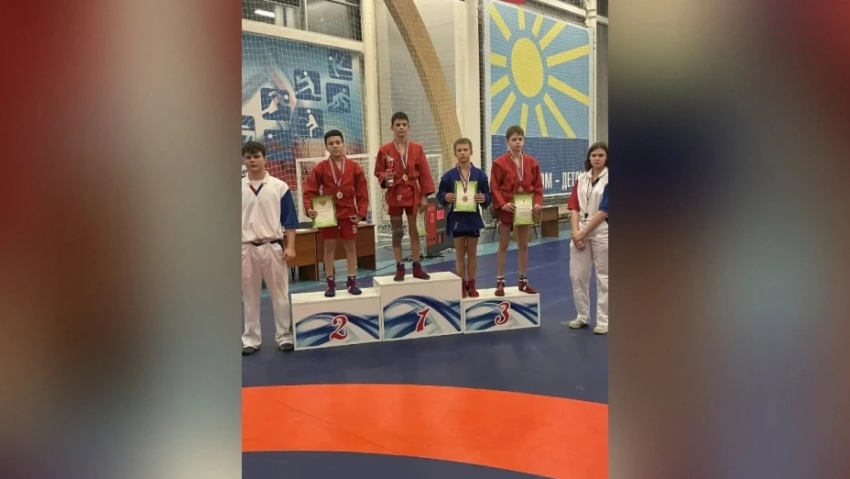 Таловские самбисты завоевали три медали на открытом турнире в Семилуках