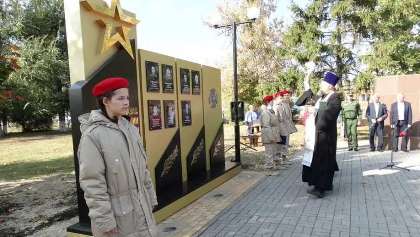 В бобровском селе открыли памятник погибшим на СВО односельчанам