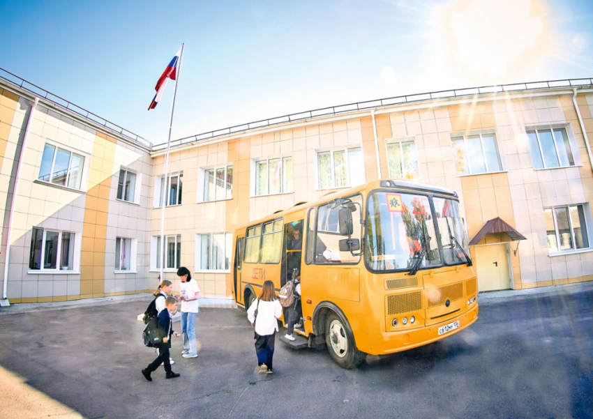 Школы Аннинского района получили три новых автобуса