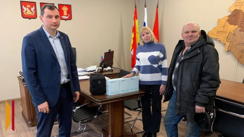 Жители Панинского района передали участникам СВО рации и аптечку