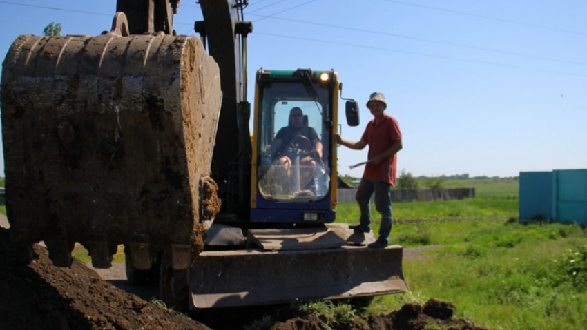 В селе Хлебородное Аннинского района проходит строительство водопровода