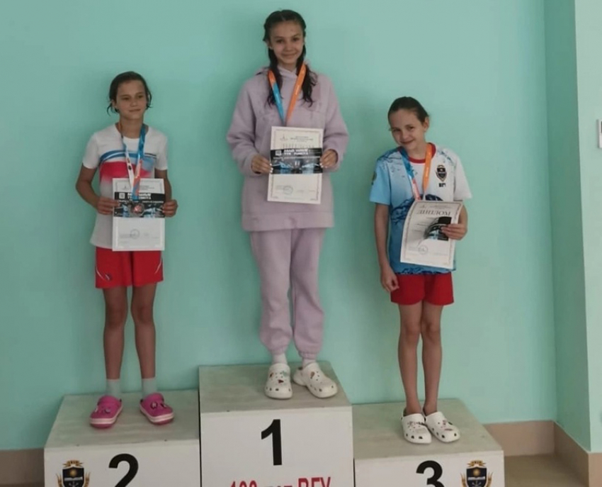 Юная  пловчиха из Анны заняла первое место на областных соревнованиях