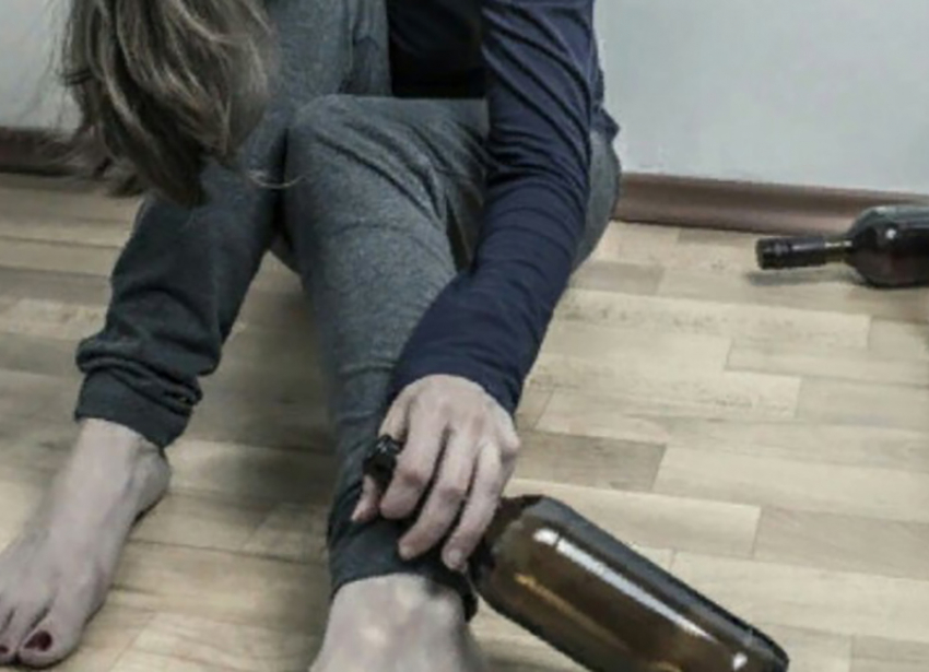 В Таловском районе сильно выпившая женщина воткнула нож в живот своему супругу