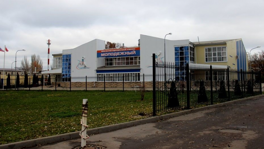В Таловской спортшколе установили забор в целях безопасности