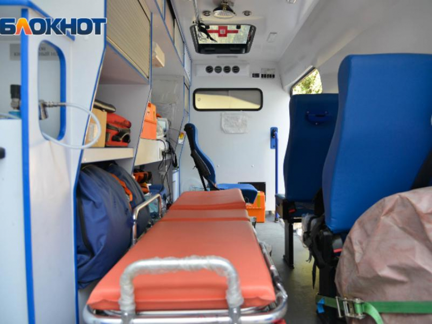 Стоявшую ночью на обочине 14-летнюю школьницу отправили в больницу после наезда ВАЗ в Панинском районе