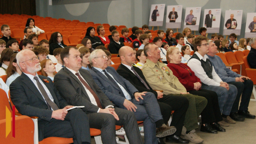 Жителей Бобровского района приглашают на фотовыставку «Семья Героя»