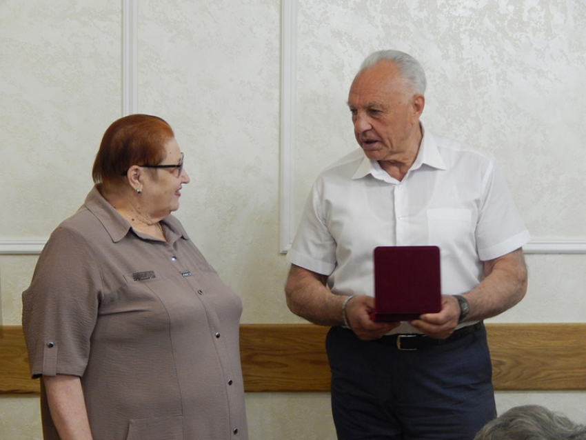 В администрации Аннинского района наградили начальника отдела по финансам 