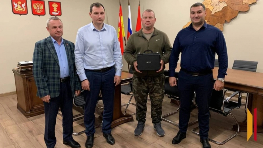 Панинцы передали детектор дронов участнику СВО