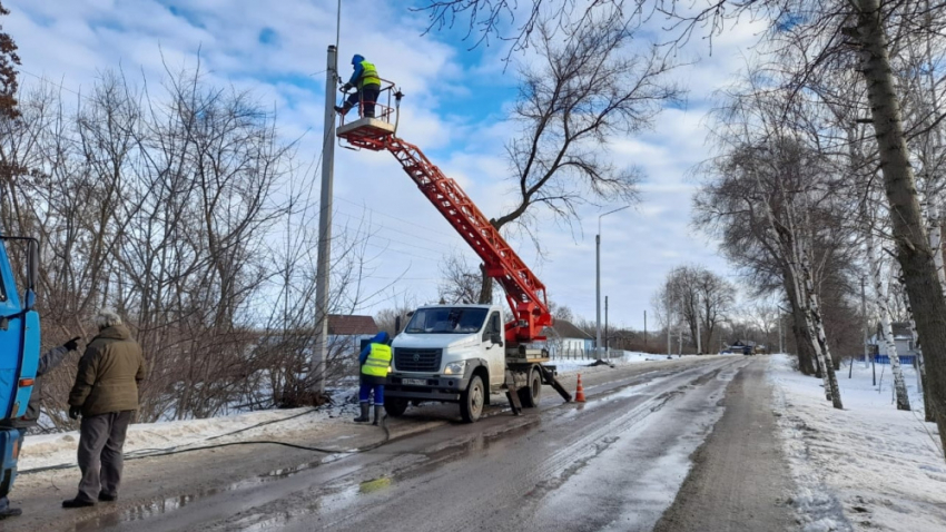 В Эртильском районе устанавливают новые фонари