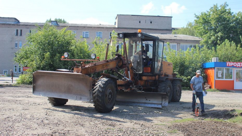В Таловой начали асфальтировать парковку возле районной больницы