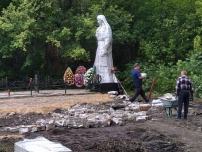 В Панинском селе заменят скульптуру на воинском захоронении
