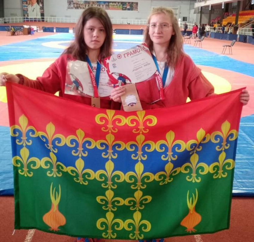 Таловские самбистки выиграли «серебро» и «бронзу» Всероссийского турнира