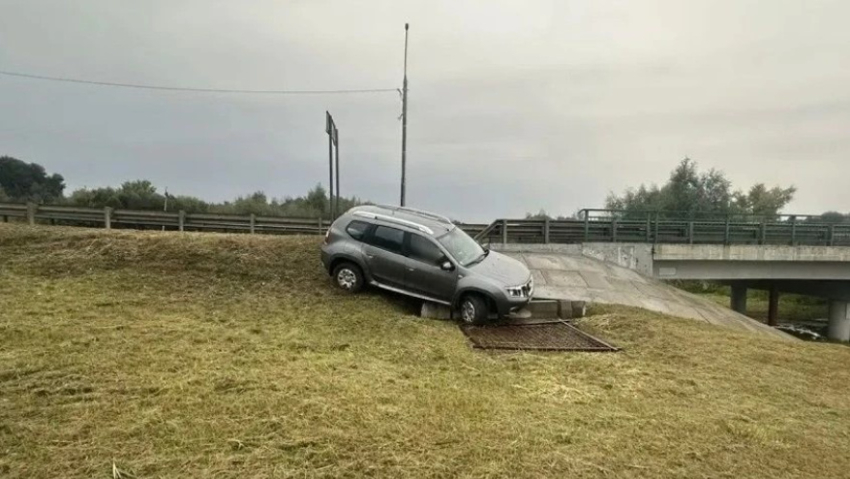 В Панинском районе 76-летний водитель врезался в железобетонную плиту и погиб