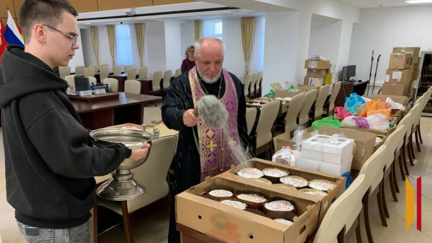 Волонтеры Панинского района отправили бойцам пасхальные куличи