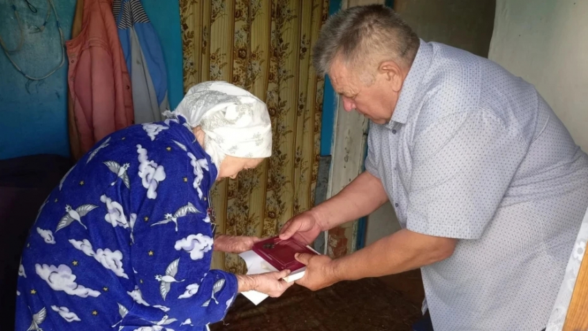 Матери панинского бойца СВО передали орден Мужества