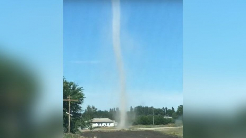 В Аннинском районе засняли смерч высотой с многоэтажку