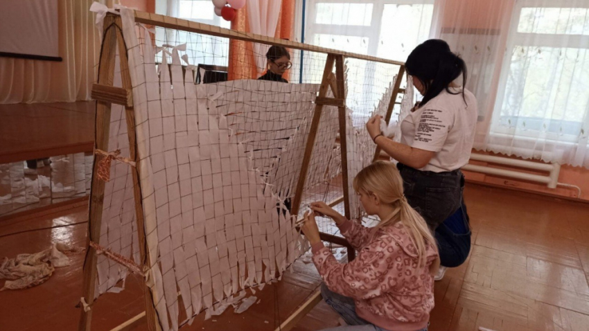 Школьники из Михайловки 1-й начали плести маскировочные сети