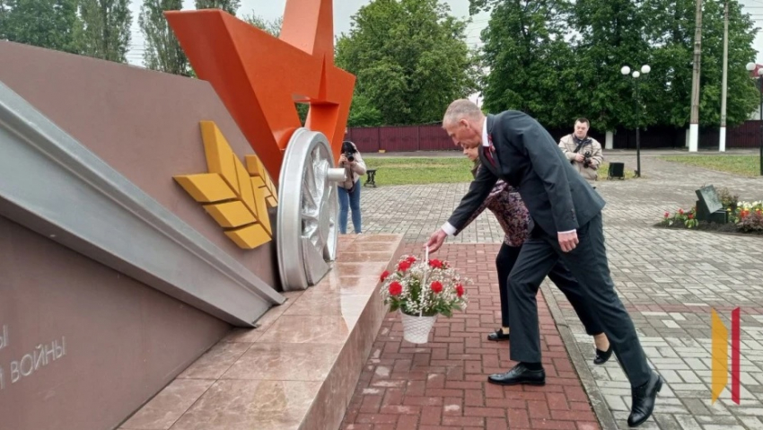 Глава Таловского района возложил цветы к мемориалам ВОВ