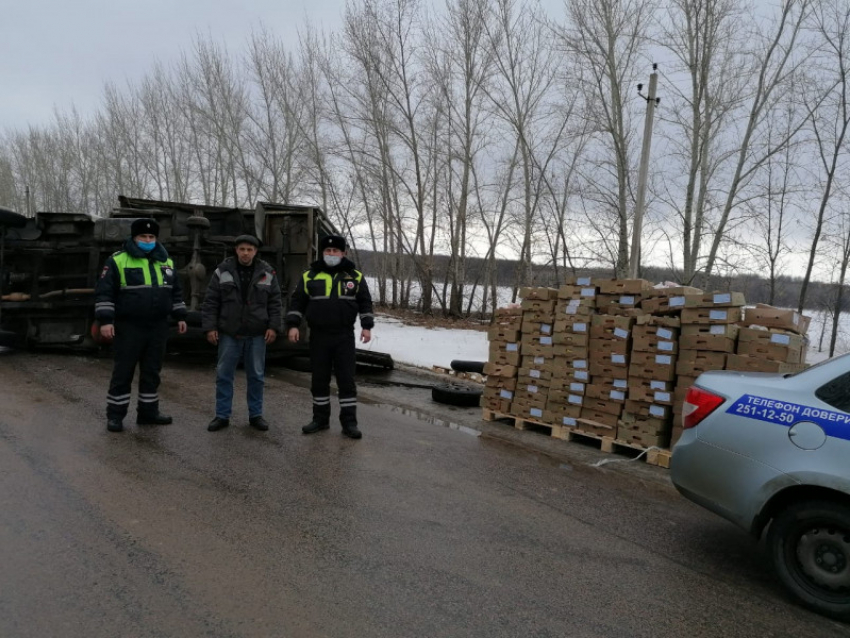 Дальнобойщик с мясом птицы перевернулся на трассе в Аннинском районе