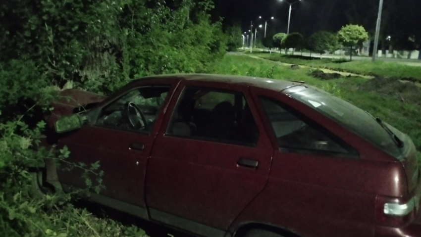 В Бобровском районе пьяная женщина врезалась в дерево