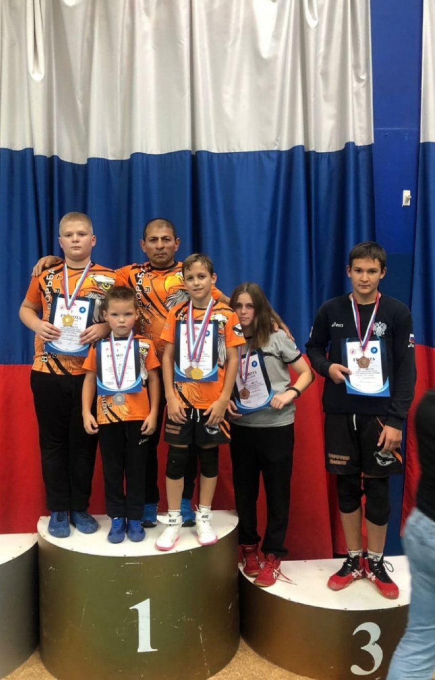 Панинские борцы завоевали на межрегиональном турнире шесть медалей