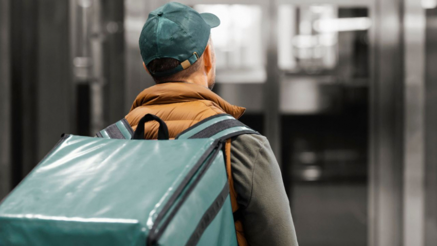 В Воронежской области мигрантам продлили запрет на работу курьерами и продавцами