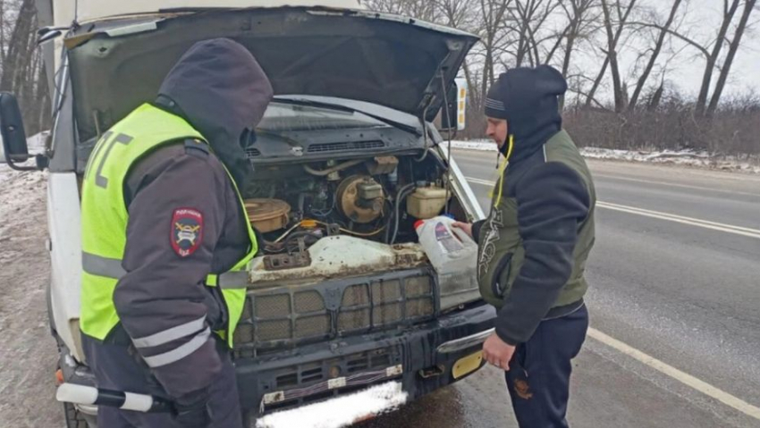 В Панинском районе инспекторы ДПС оказались помощь водителю на трассе