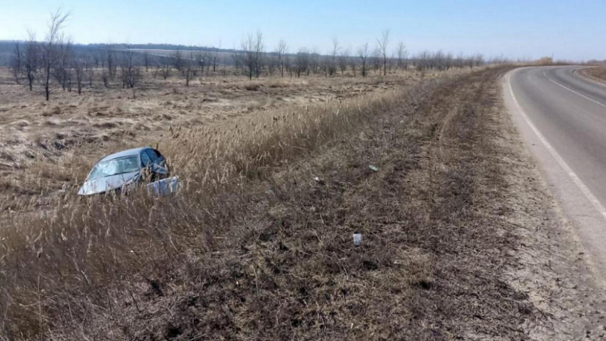 В Таловском районе иномарка съехала в кювет и перевернулась