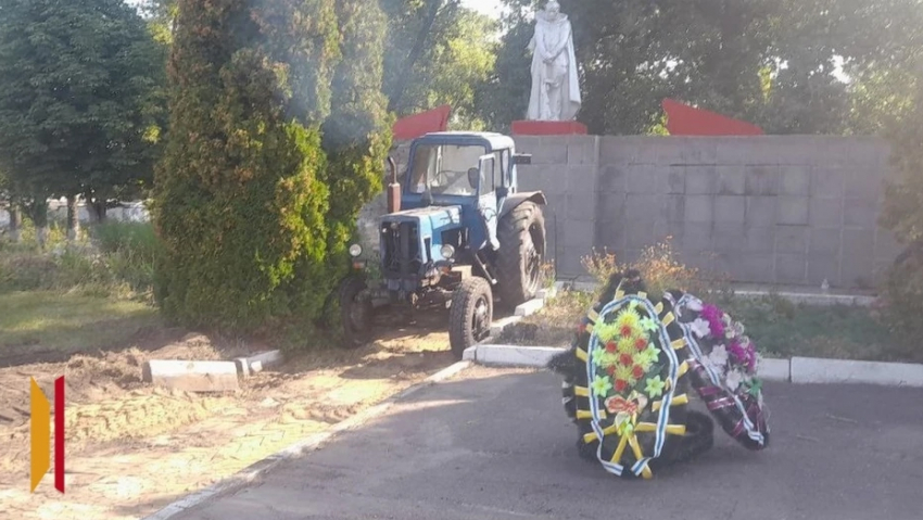 В таловском поселке Козловский начался ремонт мемориала погибшим воинам-землякам
