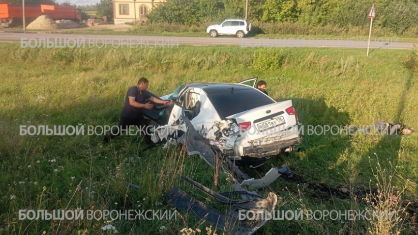 В Панинском районе Kia столкнулась с тепловозом