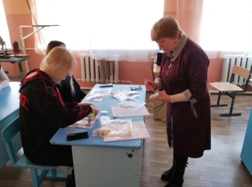 Панинские школьницы посетили мастер-класс по алмазной вышивке