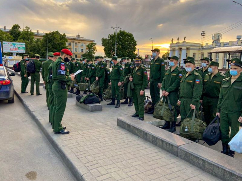 Новобранцев из Воронежской области в масках отправили служить Родине